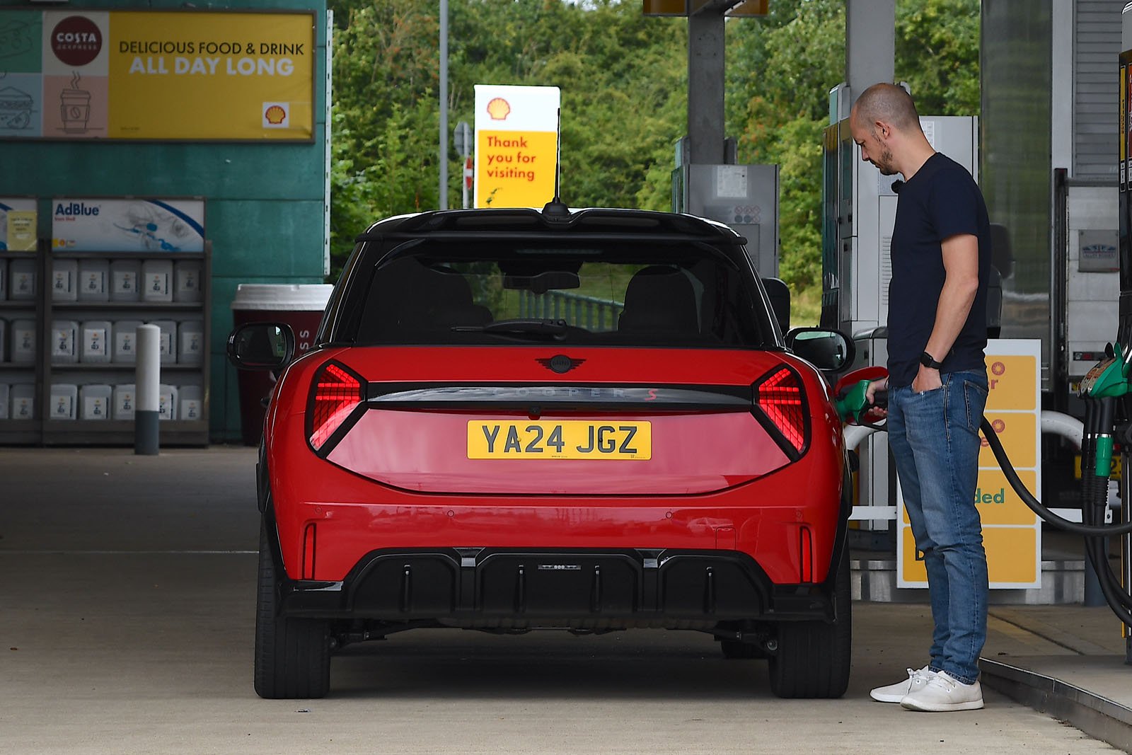 Motoring groups split on whether Fuel Finder cuts prices at the pump